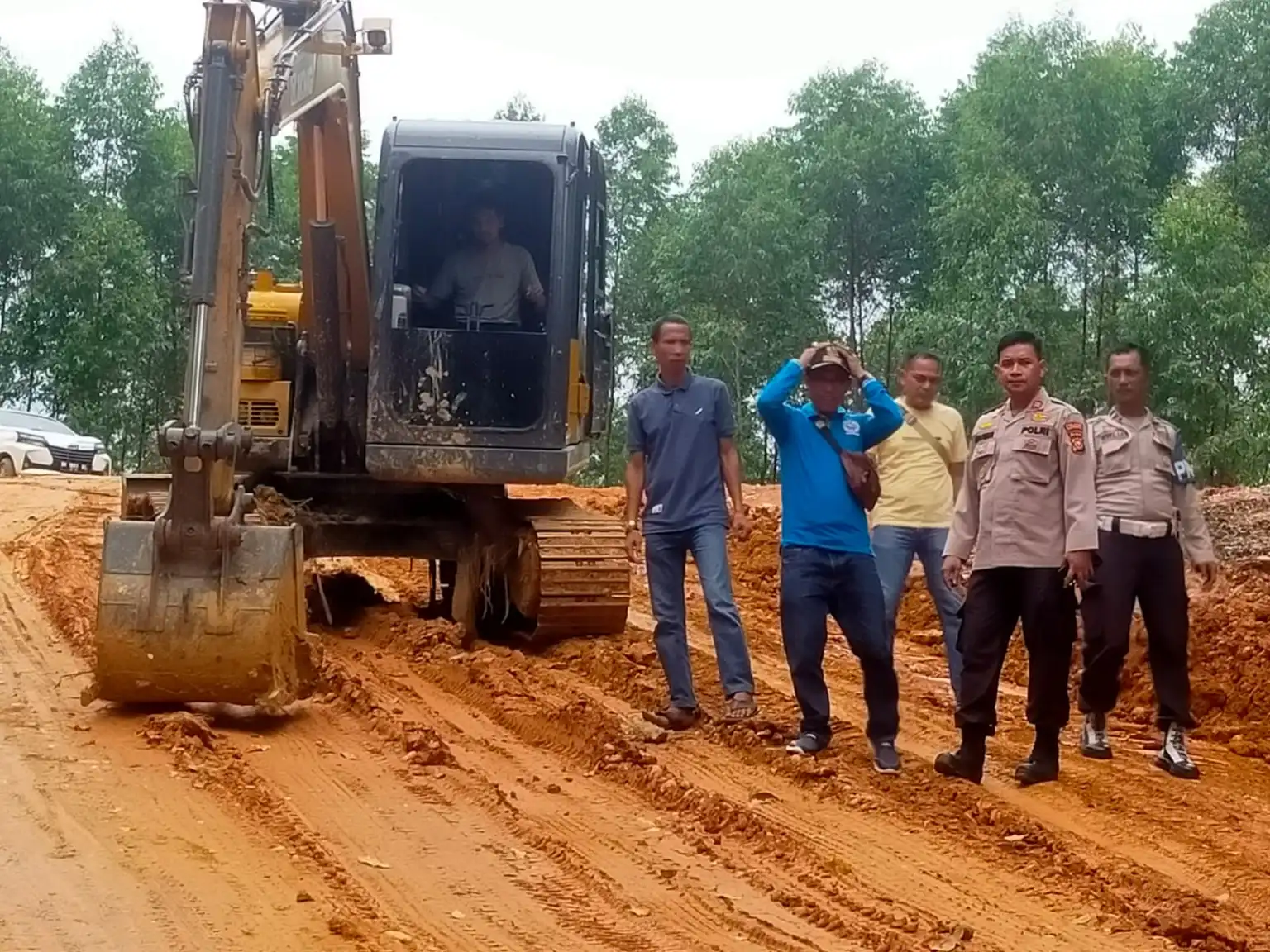 Polsek Logas Tanah Darat Bersama Masyarakat Perbaiki Akses jalan Rusak Guna Permudah Pengiriman Logistik Pemilu 2024