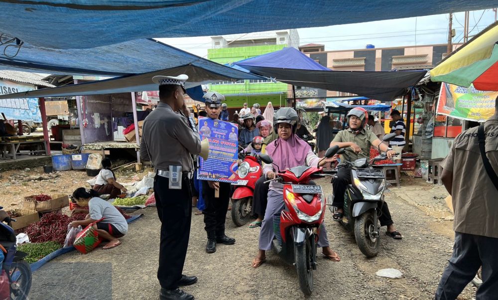 Personil Sat Lantas Polres Pelalawan Datangi Pasar Ajak Warga Pelalawan Waspada Hoax