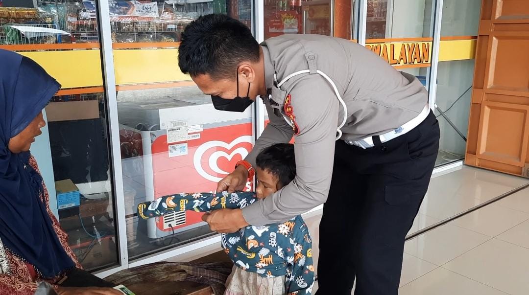 Kisah Polisi di Siak Berikan Makanan dan Baju Kepada Pemulung