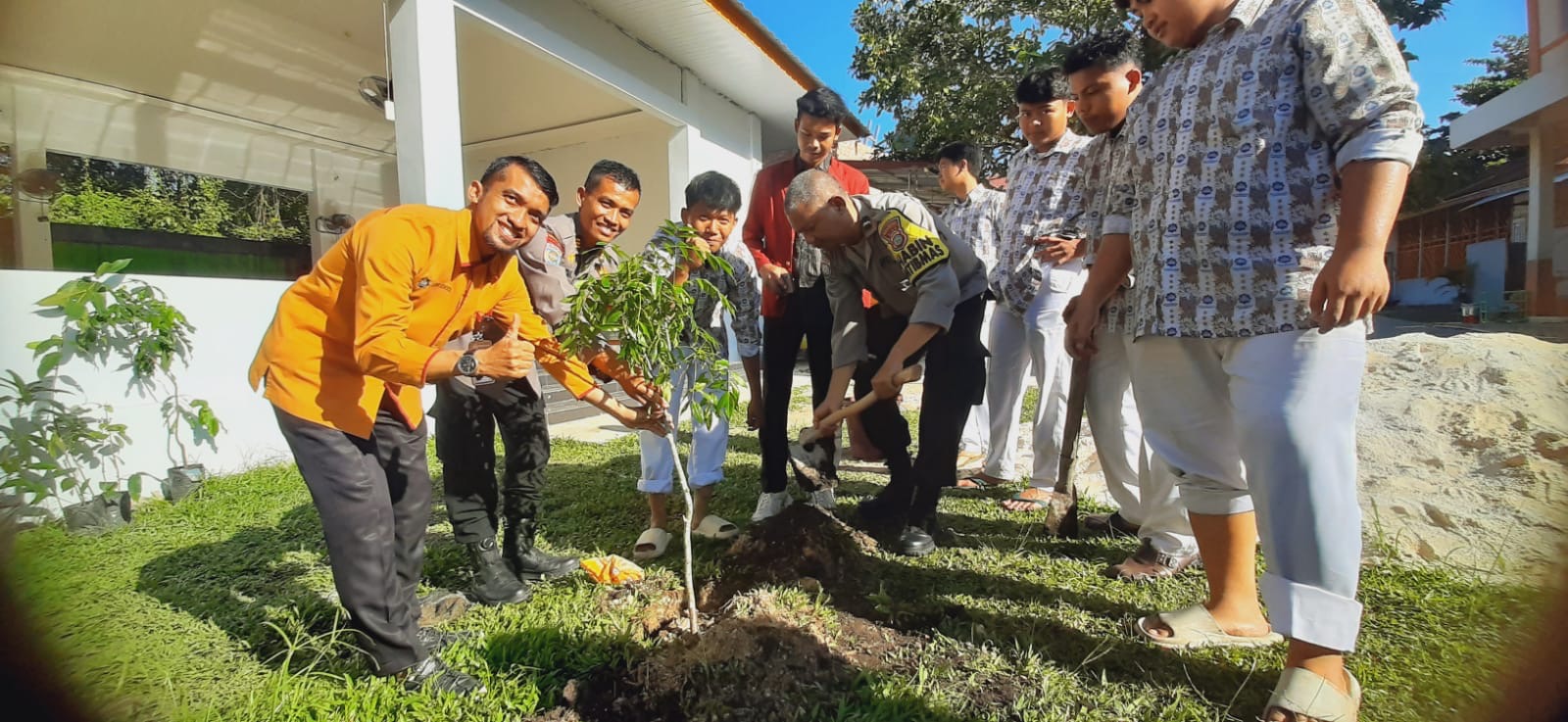 Cipayung Plus, Polda Riau Berkolaborasi Hijaukan Bumi Dalam Penanaman Pohon di SMK IT Al Izhar