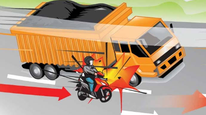 Hendak Menyalip Mobil, Pengendara Motor Malah Beradu Balak