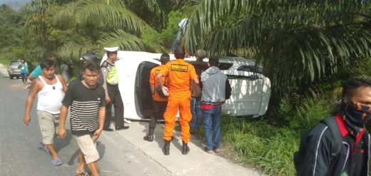 Hindari Tabrakan, Minibus Terbalik di Kawasan Kandis