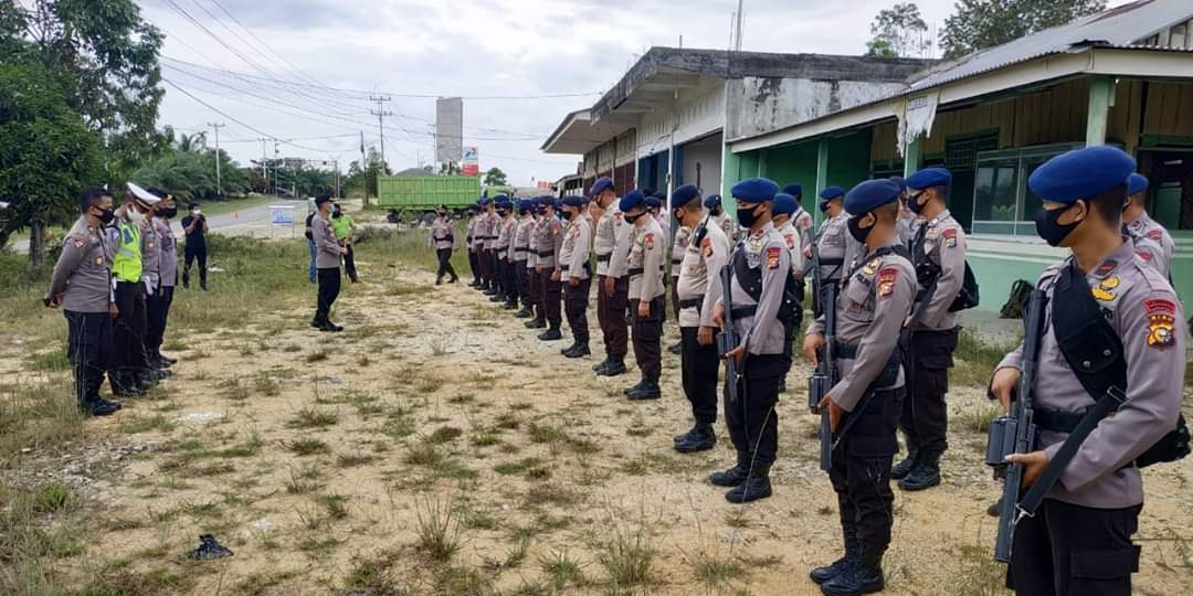 50 Anggota Brimob Polda Riau Perkuat Pos Cek Point Covid-19 di Wilayah XIII Koto Kampar