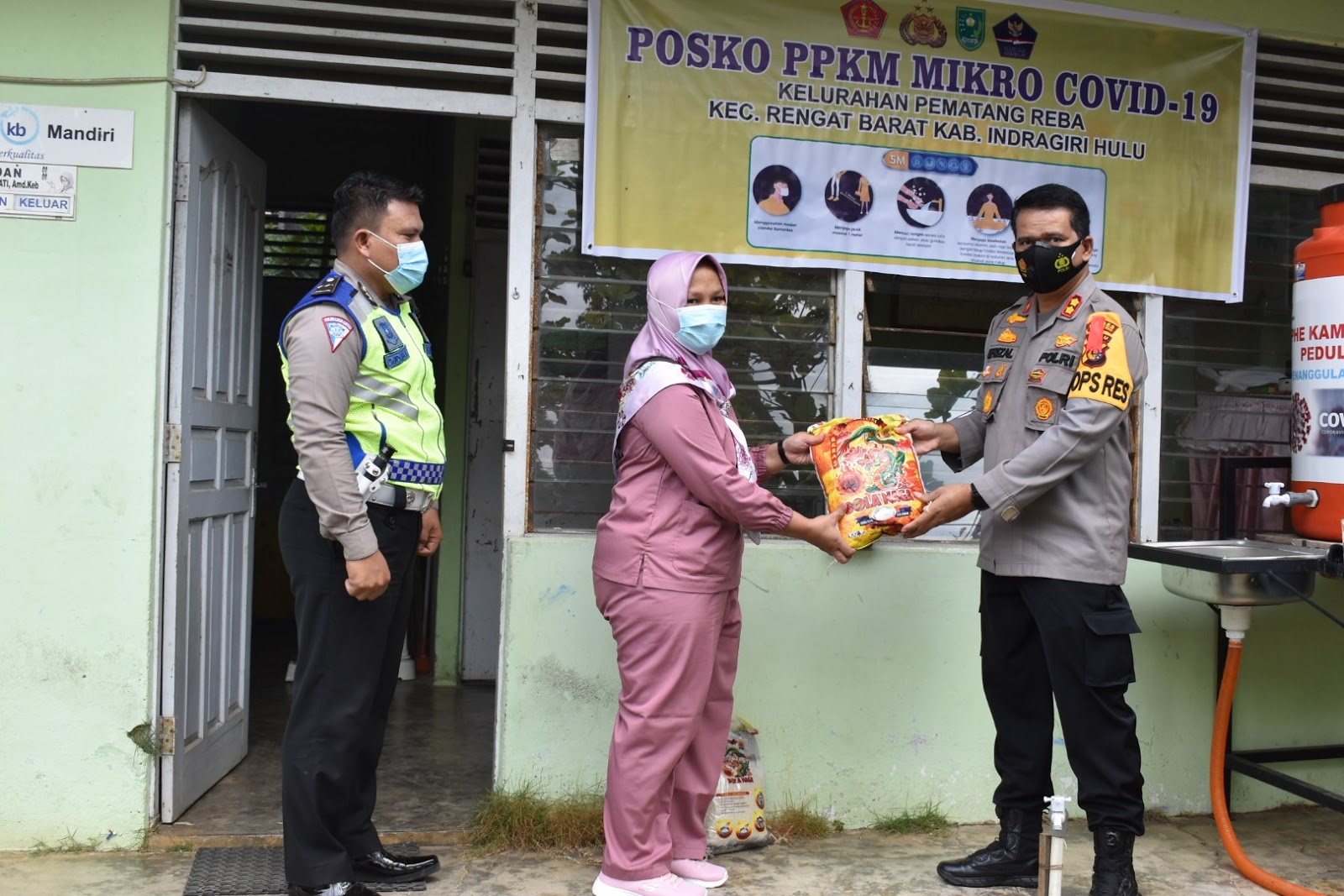 Bantu Warga , Kapolres Inhu Bagikan Sembako Untuk Korban Covid-19 di Rengat Barat