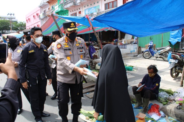 Bagikan Masker, Kapolresta Kunjungi Pedagang Serta Masyarakat di Pasar