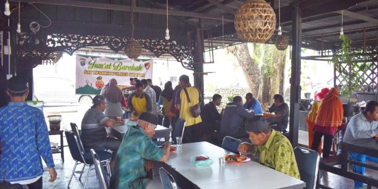 Warga Berharap : Berbagi Makan Siang Gratis Oleh Satreskrim Polres Kampar Terus Berlanjut