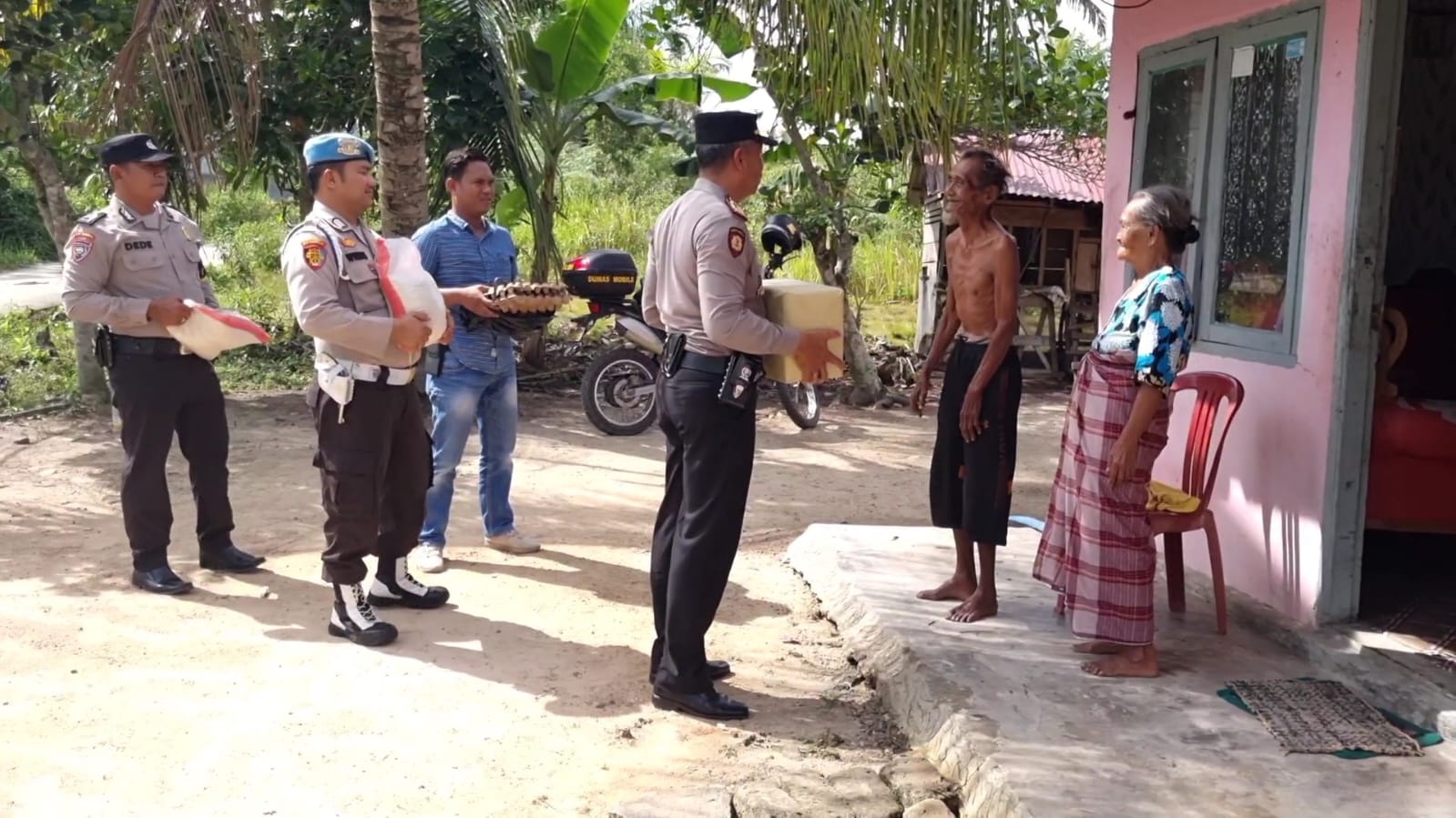 Polsek Medang Kampai Sambangi Warga Kurang Mampu