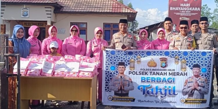 Kapolsek Tanah Merah dan Anggota Berserta Bhayangkari Peduli Berbagi Takjil di Depan Kantor Polsek