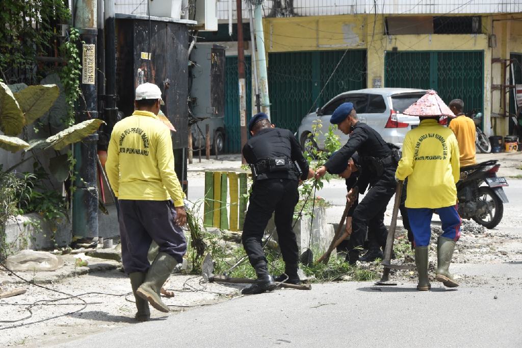 Personil Brimob Polda Riau Laksanakan Goro Massal Bersihkan Kota Pekanbaru