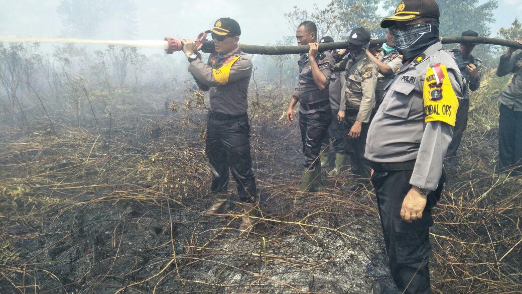 Team Penanggulangan Karhutla Polres Rohil Berjibaku Padamkan Api
