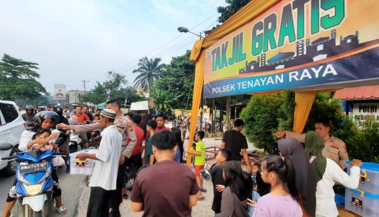 Kapolsek Tenayan Raya Pimpin Pembagian 120 Paket Takjil Gratis