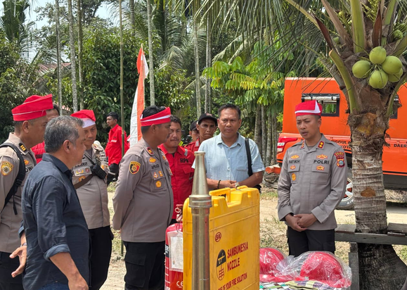 Polres Dumai Gelar Ekspedisi Merah Putih Presisi di Sungai Sembilan, Salurkan Bantuan dan Tanam 200 Bibit Mangrove