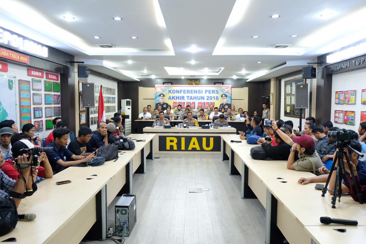 Kapolda Riau Pimpin Konferensi Pers Akhir Tahun 2018 