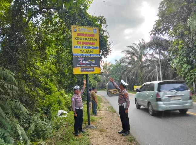 Satlantas Polres Kuansing Pasang Spanduk Imbauan di Daerah Rawan Kecelakaan Lalu Lintas