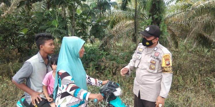 Polsek Teluk Meranti Sosialisasi Prokes di Jalan Lintas Bono Pelalawan