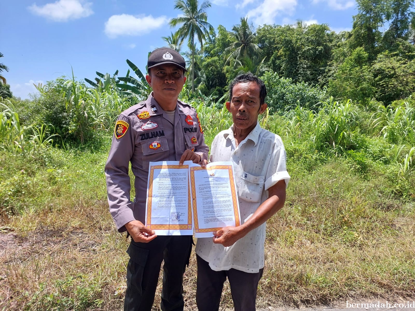 Personil Piket Polsek Kuala Kampar Berpatroli & Bagi Selebaran, Cegah Karhutla