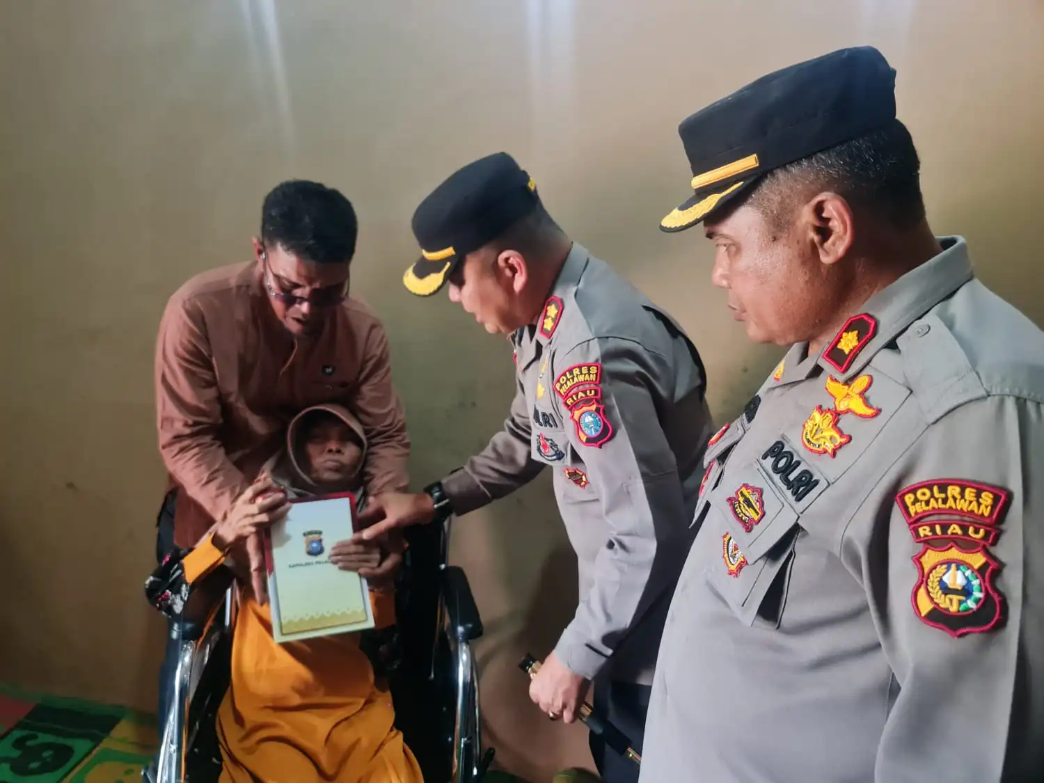 Kapolsek Pangkalan Kuras Dampingi Kapolres Salurkan Bantuan Kursi Roda Kepada Warga