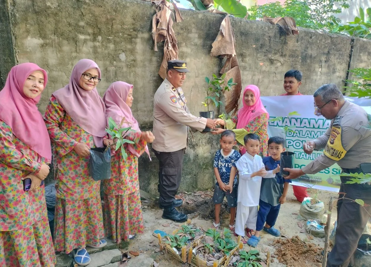 Polsek Tualang Perkuat Kepedulian Lingkungan Lewat Kegiatan Penghijauan