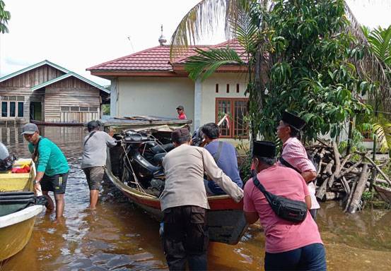 Banjir di Pelalawan Mulai Surut, Personil Polsek Langgam Lakukan Patroli dan Berikan Bantuan 