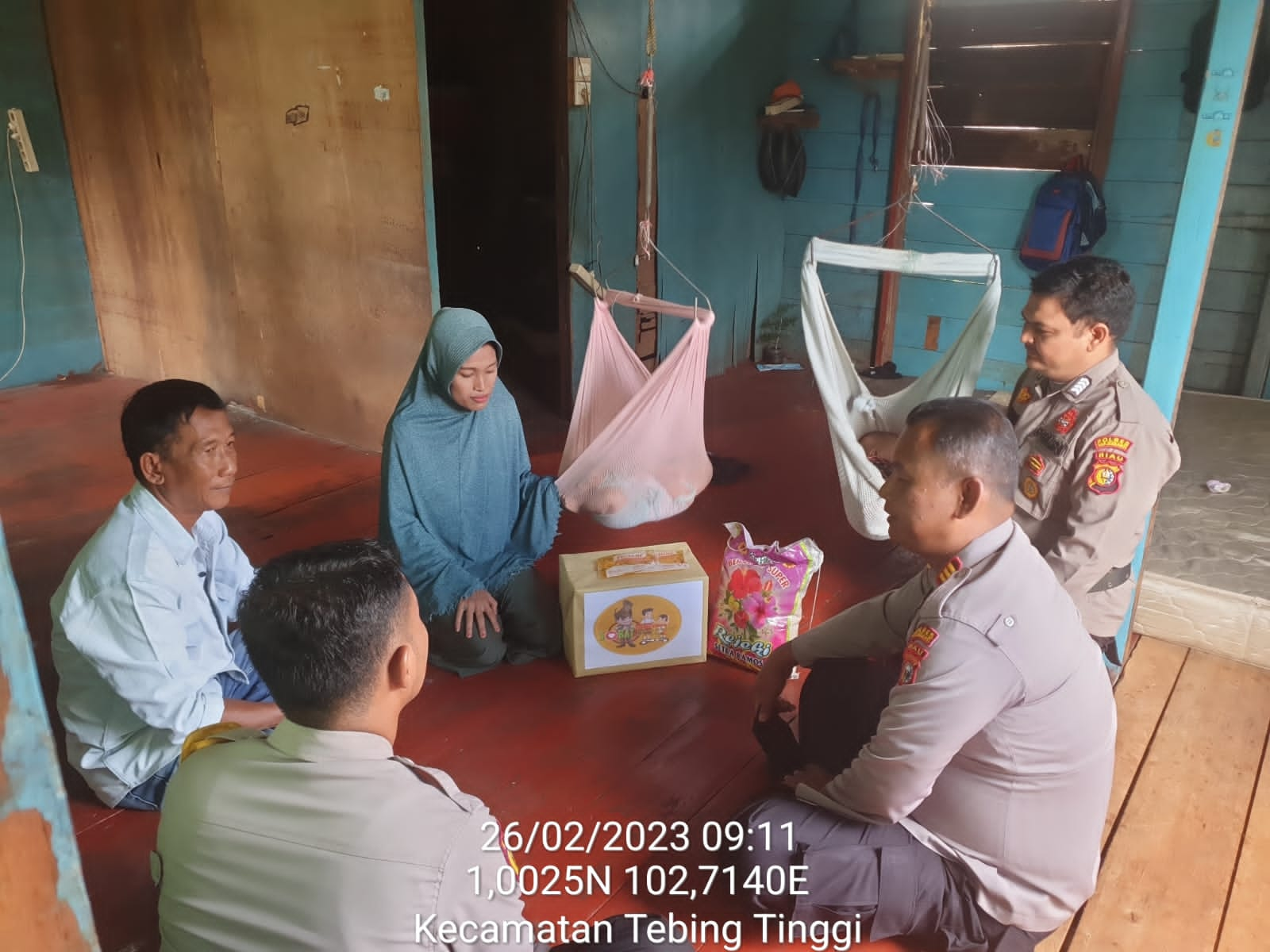 Giat Sobat, Kapolsek Tebingtinggi Sambangi dan Bantu Balita Kembar di Selatpanjang Timur Ini