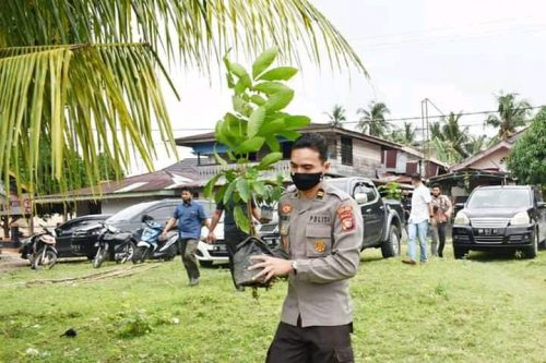 Sesuai Arahan Kapolri, Polres Kuansing Lakukan Penanaman Pohon di Desa Seberang Taluk