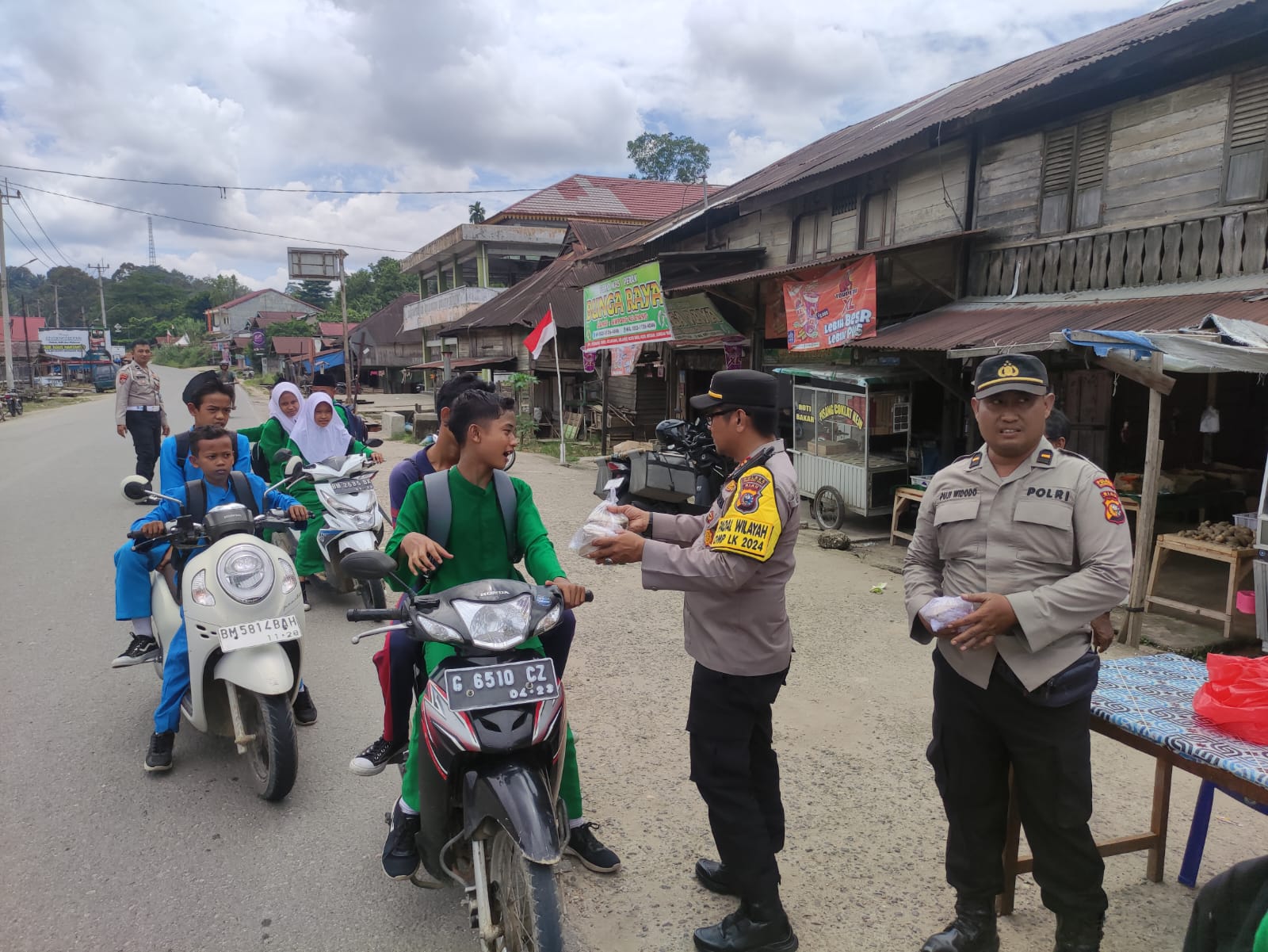 Jumat Berkah, Polsek Kelayang Sampaikan Pesan Pilkada Damai