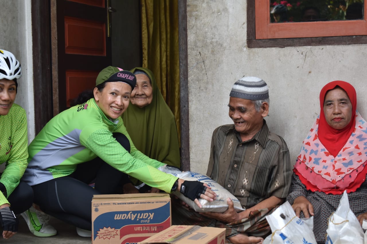 Ketua Bhayangkari Daerah Riau Ny. Ernie Agung Setya Bantu Warga Kurang Mampu di Desa Sipungguk