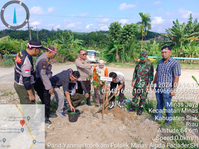 Peringati HUT Bhayangkara Ke-78, Polsek Minas Ajak Upika Dan Tokoh Masyarakat Tanam 125 Bibit Pohon