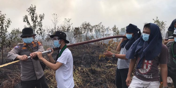 6 Mahasiswa Kota Dumai Bantu Pemadaman Karhutla, Mereka Akui Tugas ini Tidak Mudah