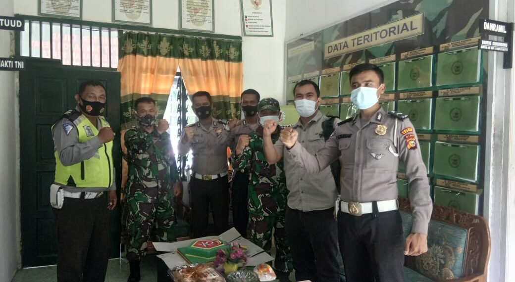 Personel Polsek Tapung Hulu Berikan Surprise HUT TNI ke-75 kepada Anggota Koramil 16 Tapung