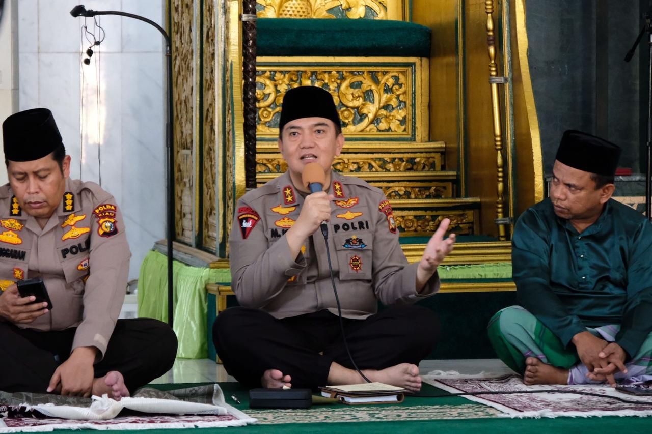 Sholat Jumâ€™at Bersama Warga, Kapolda Riau Dengarkan dan Respon Curhatan Jamaah