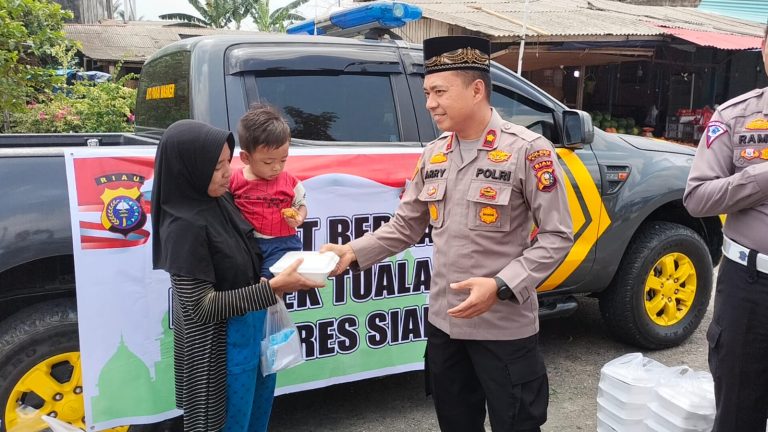 Polsek Tualang- Polres Siak berbagi Jumat Berkah kepada Pedagang Kaki Lima Dan Petugas Parkir 