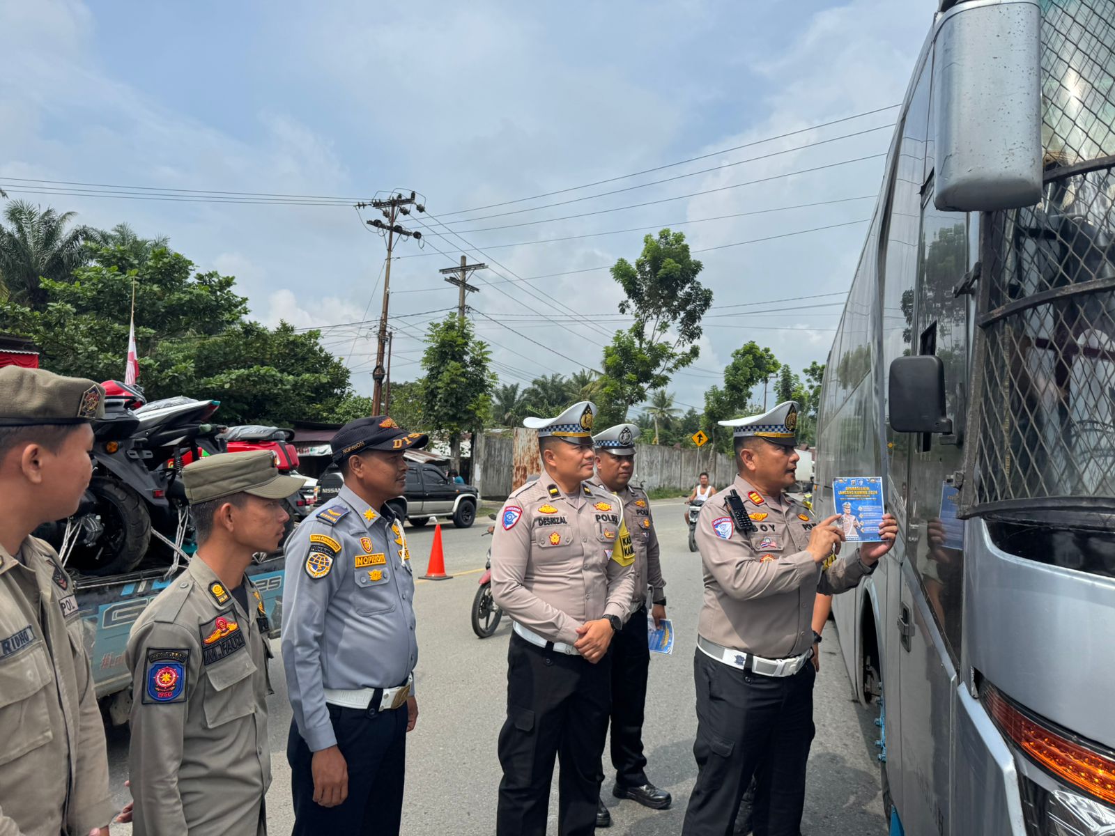 Sat Lantas Polres Kuansing Cek Kesehatan Pengemudi Bus dan Travel Dalam Rangka Ops Lilin LK 2024