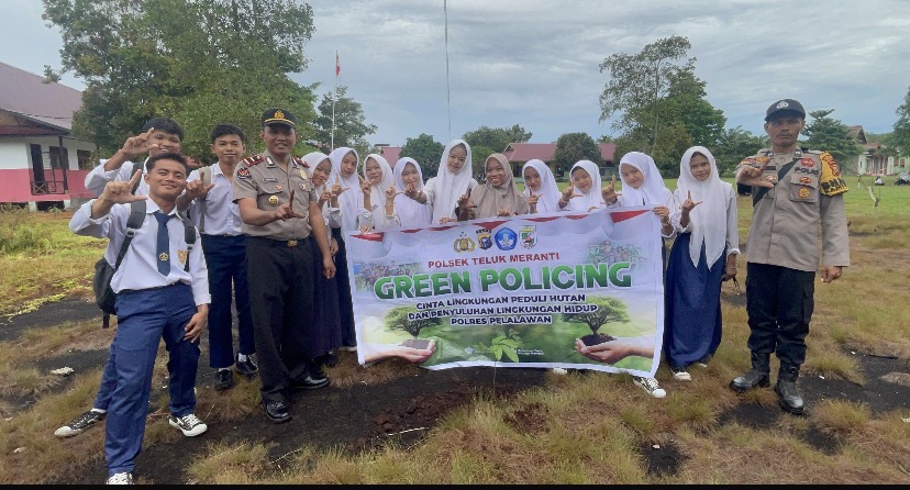 Polsek Teluk Meranti Tanam Pohon Penguatan Program Penghijauan Green Policing di SMP Negeri 1 Teluk meranti