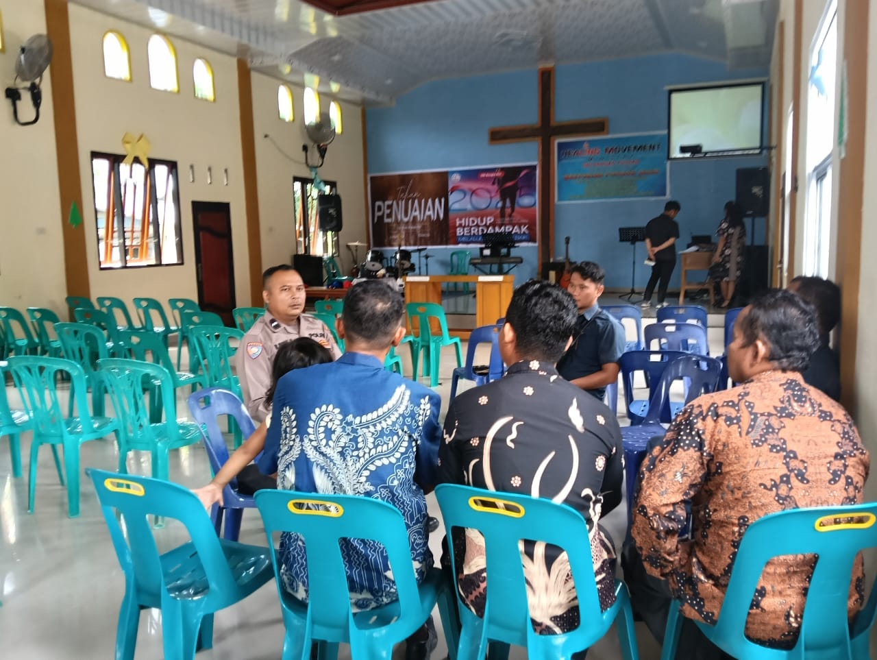 Polsek Bangko Pusako Gelar Giat Minggu Kasih di Gereja Bethel Indonesia 