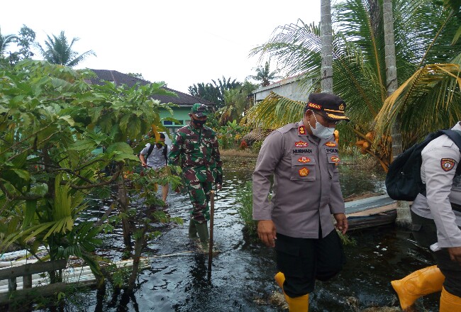 Peduli Tanggap Darurat, Kapolres dan Dandim 0321 Salurkan Bantuan pada Korban Banjir