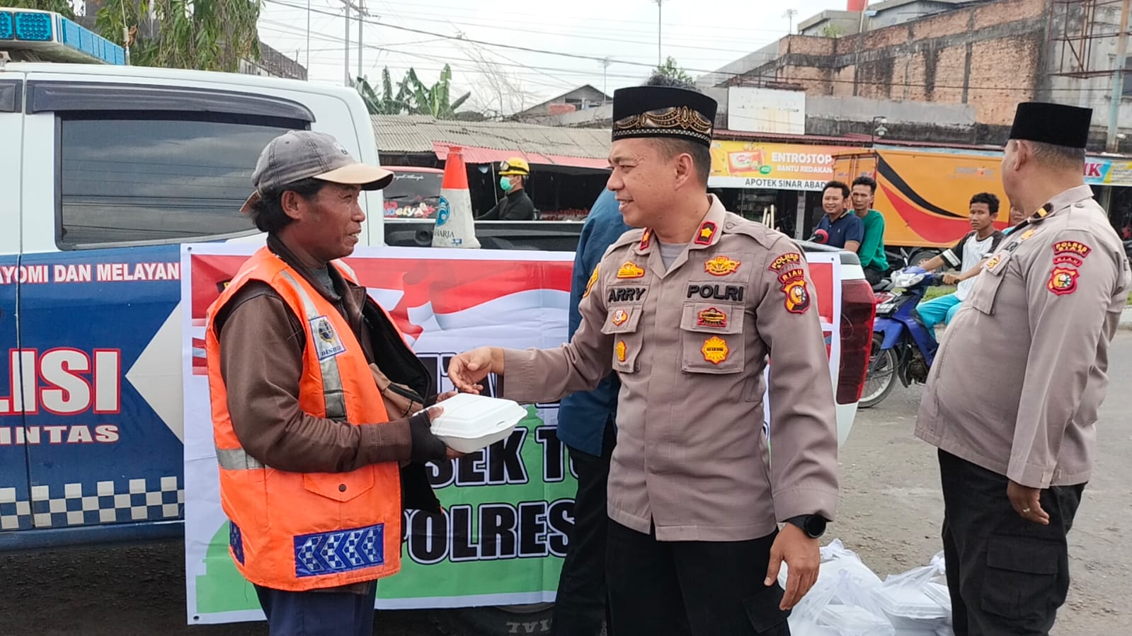 Jumat Berbagi bersama Petugas Parkir, Pengemis dan Pedagang Kaki Lima di Kecamatan Tualang.