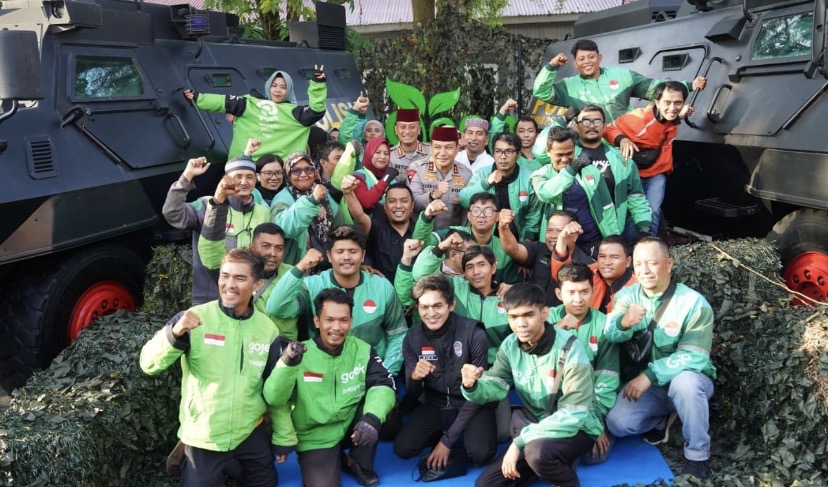 Buka Puasa Bersama di Mako Brimob, Kapolda Riau Ajak Ojol dan Mahasiswa Foto Bersama Mobil Baracuda