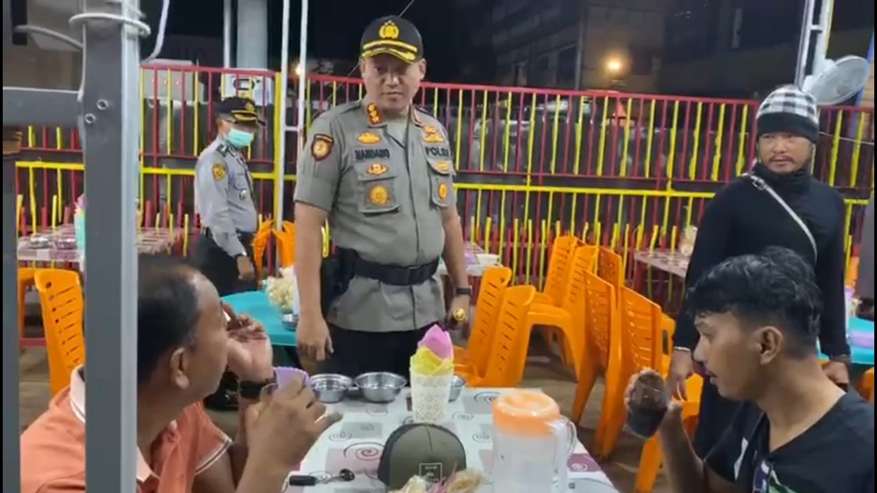 Polresta Pekanbaru Bubarkan Keramaian Gunaa Memutus Penyebaran Covid-19