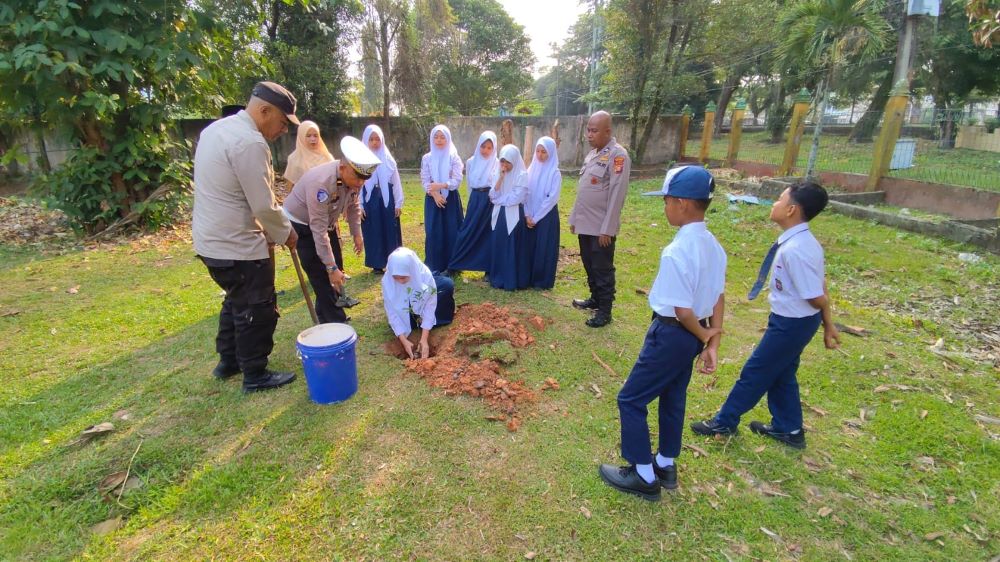 Polsek Dumai Timur Gelar Penanaman Pohon Di SMPN Binsus