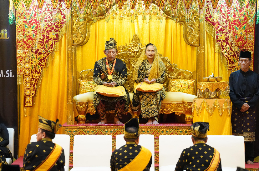 Kapolri Terima Anugerah Adat Ingatan Budi dari LAM Riau: Simbol Kehormatan, Amanah Moral, dan Komitmen Kebangsaan