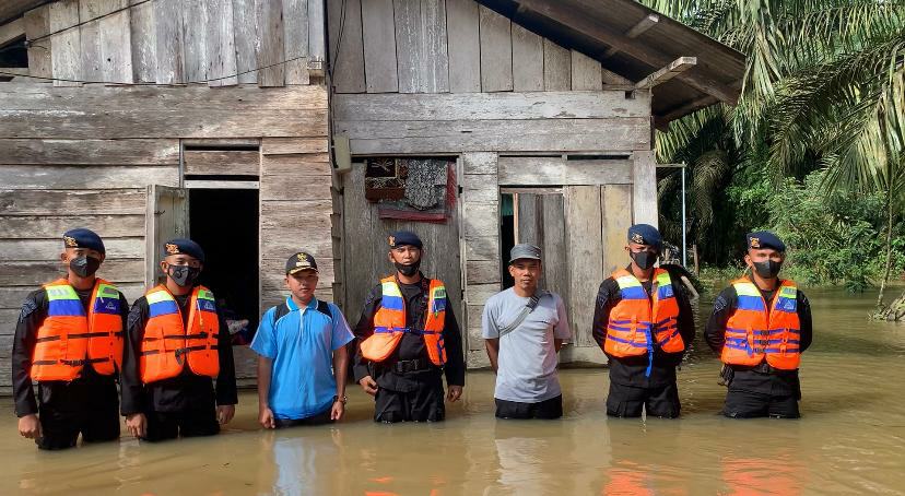 Kompi Brimob di INHU Turun Bantu Warga yang Terkena Banjir di Desa Penyaguan