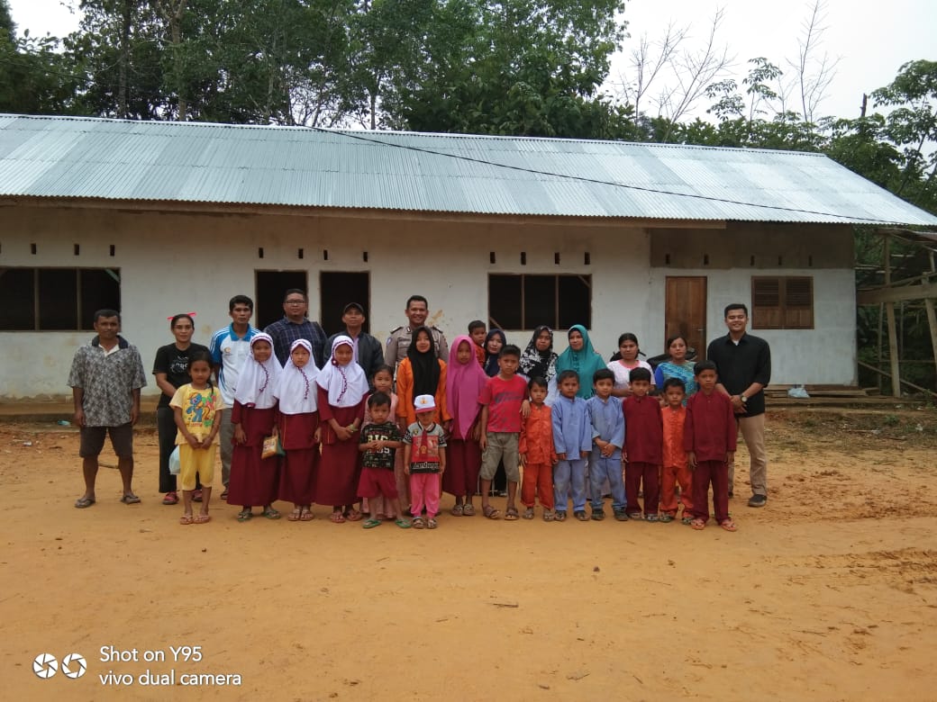 Jual Perhiasan Istri, Bripka R Manurung Bangun Sekolah Marjinal di Desa Batu Sasak Kampar