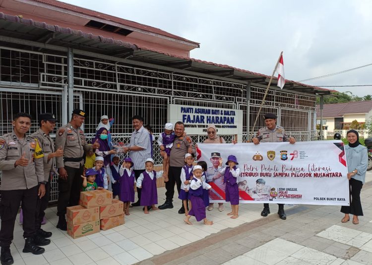 Polri Peduli Budaya Literasi, Polsek Bukit Raya Bagikan Buku Ke Panti Asuhan