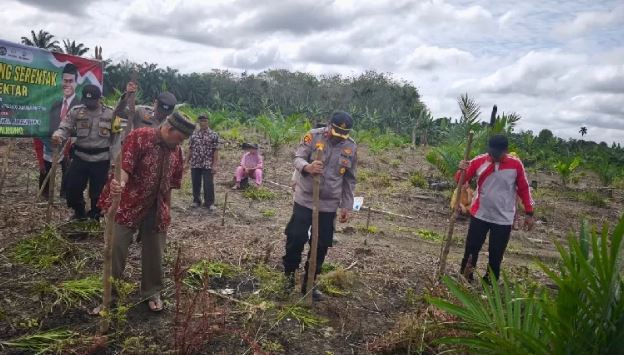 Dukung Asta Cita Pemerintah, Polsek Kemuning Dampingi Masyarakat Tanam Bibit Jagung