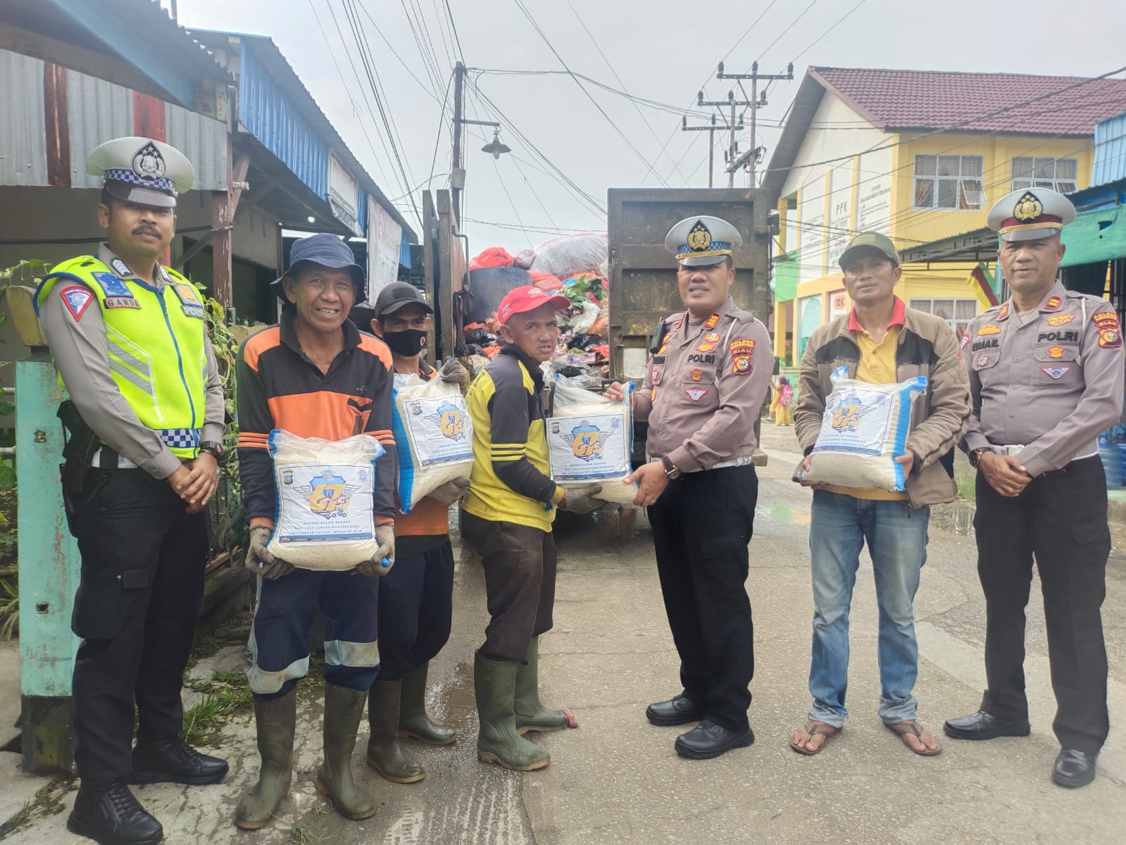 Sambut Hari Lalu Lintas ke 67, Sat Lantas Polres Inhil Gelar Bakti Sosial