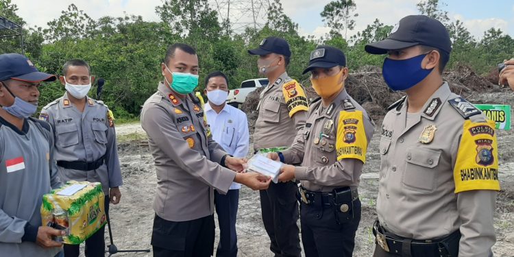Ketua Bhayangkari Riau Berikan 200 Paket Tali Asih untuk Bhabinkamtibmas dan Polantas di Kampar