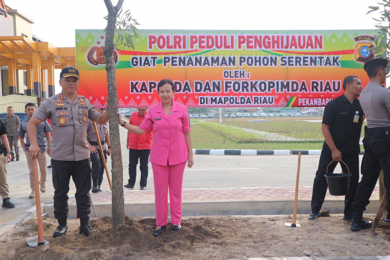Kapolda Riau Pimpin Apel Penanaman Puluhan Ribu Pohon Di Polda Riau Dan Polres Sejajaran
