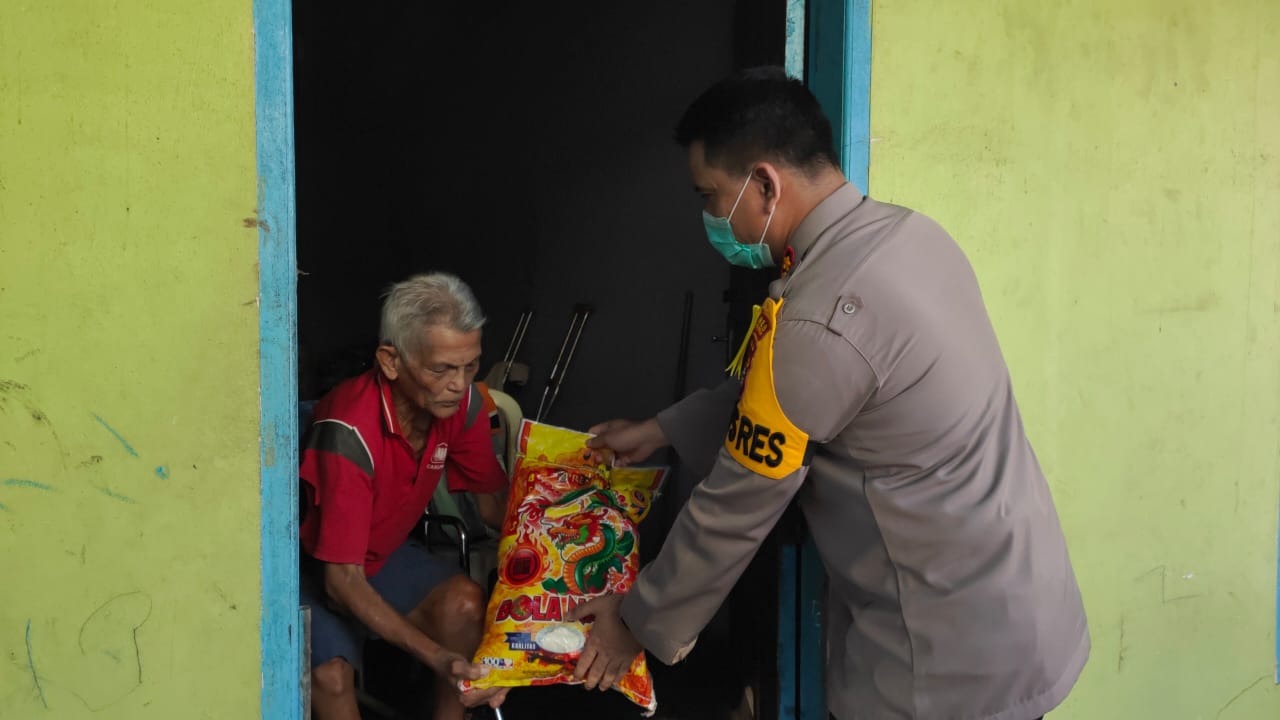 Tangis Haru Warga Penyandang Disabilitas Penerima Bantuan Dari Polres Inhu