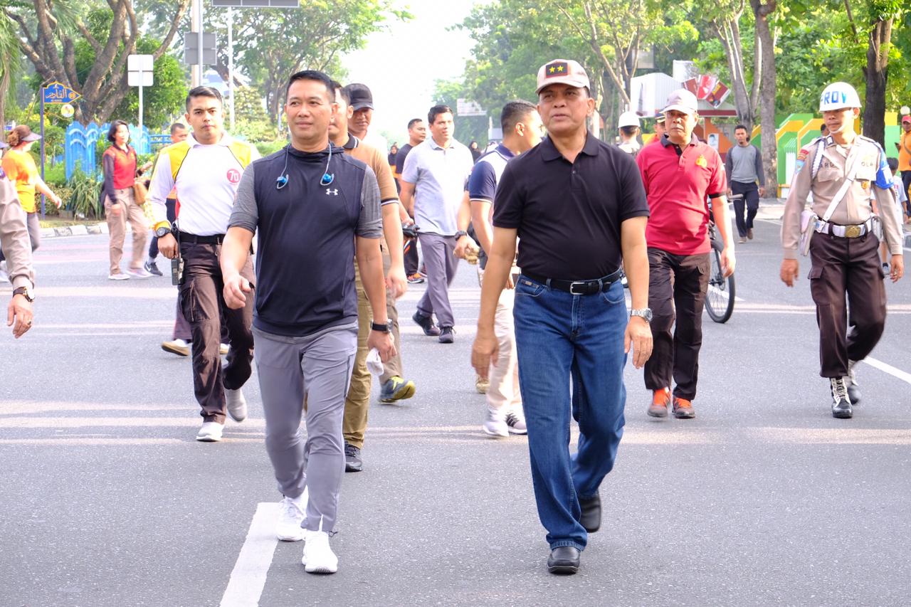 Polda Riau Laksanakan Giat Gerak Jalan Santai Personel Polda Riau Beserta Bhayangkari 
